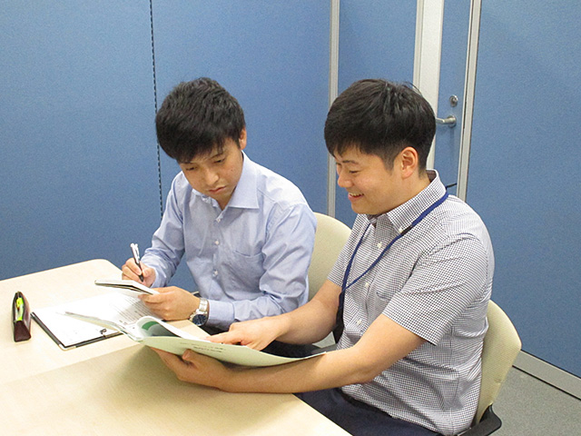 審査業務で先輩職員からアドバイス
